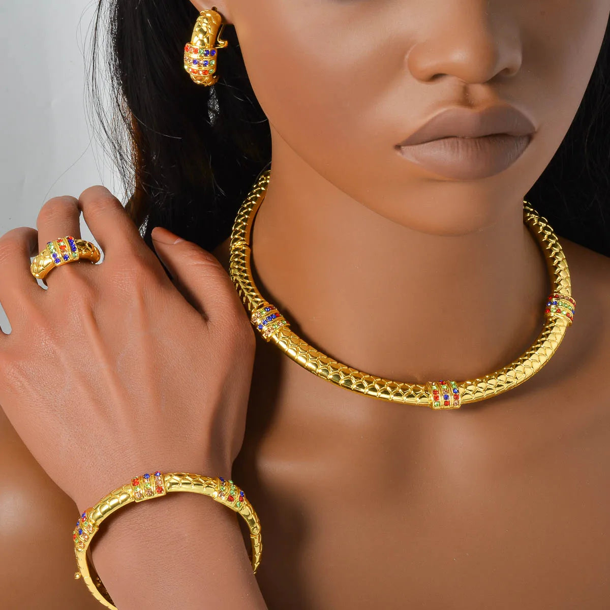 Luxury 18k Gold-Plated Women's Jewelry 4-Piece Round Necklace Bracelet Earrings Ring Gold Classic Dubai Wedding Gift.