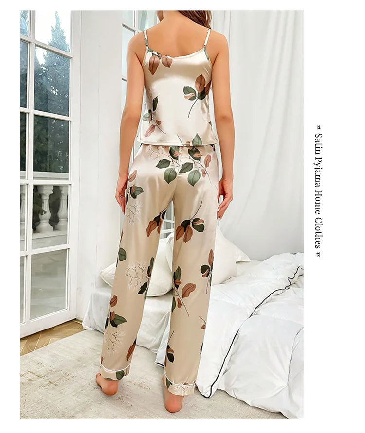 Elegantes Damen-Pyjama-Set aus Satin mit Blattmuster, V-Ausschnitt, Cami-Oberteil und elastische Hose für bequemen Schlaf und Faulenzen.