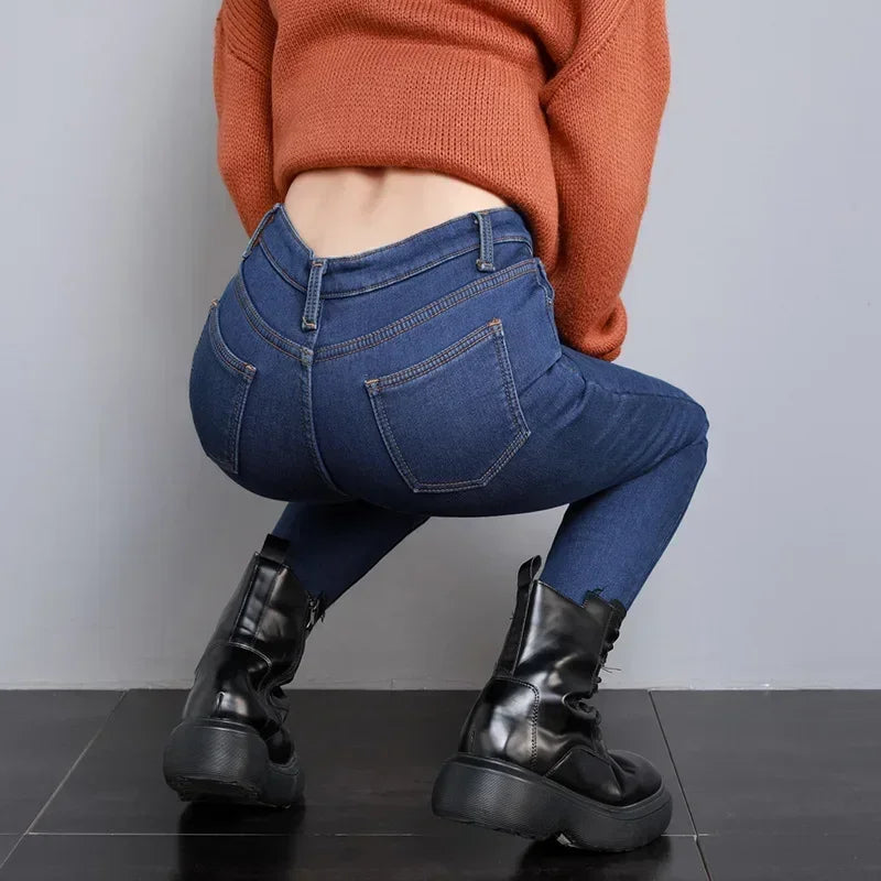 Frauen Thermische Dünne Jeans Mom Winter Warme Plüsch Stretch Jeans Dame Fleece Schnee Denim Hosen Student Bleistift Gerade Bein Hosen.