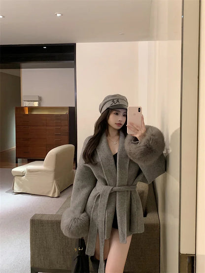 Grauer Wollmantel mit Krawatten-Taillenkollektion für Damen im Herbst und Winter 2024, neuer langärmeliger, lockerer High-End-Cape-Mantel, mittellanges Oberteil.