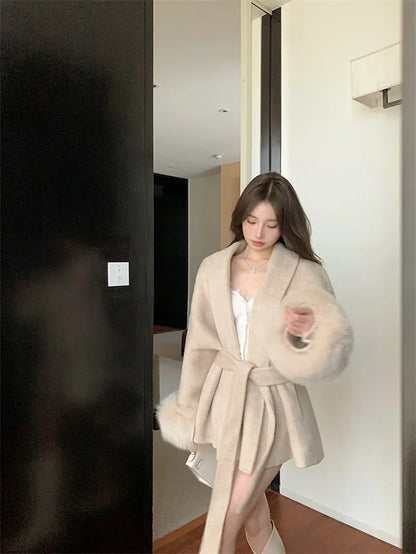 Grauer Wollmantel mit Krawatten-Taillenkollektion für Damen im Herbst und Winter 2024, neuer langärmeliger, lockerer High-End-Cape-Mantel, mittellanges Oberteil