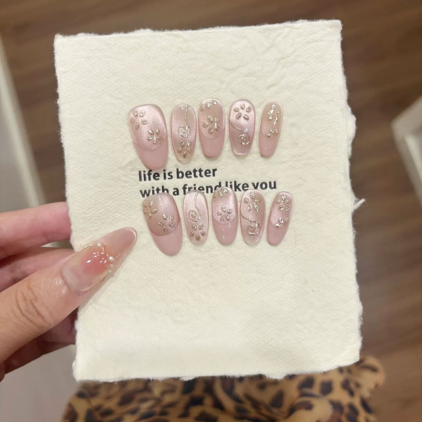 10Pcs mid-length oval White Moonlight Cat Eyes Nails Sliver Bowknot Press on False Nails with Pearl Diamond Full Cover Nail Tips.