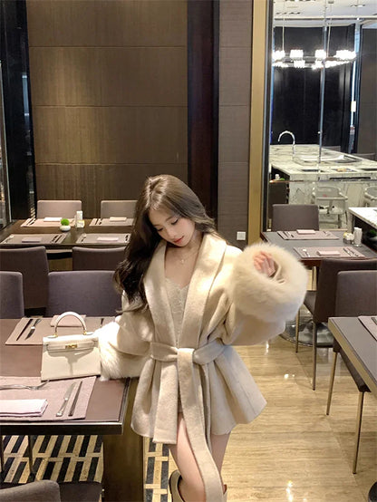 Grauer Wollmantel mit Krawatten-Taillenkollektion für Damen im Herbst und Winter 2024, neuer langärmeliger, lockerer High-End-Cape-Mantel, mittellanges Oberteil.