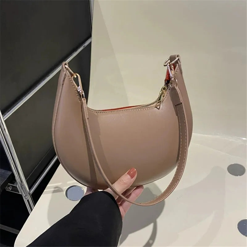 New Fashionable High-end Moon-shaped Baseball Bag, Showing Luxury, Women's Single Shoulder Bag.