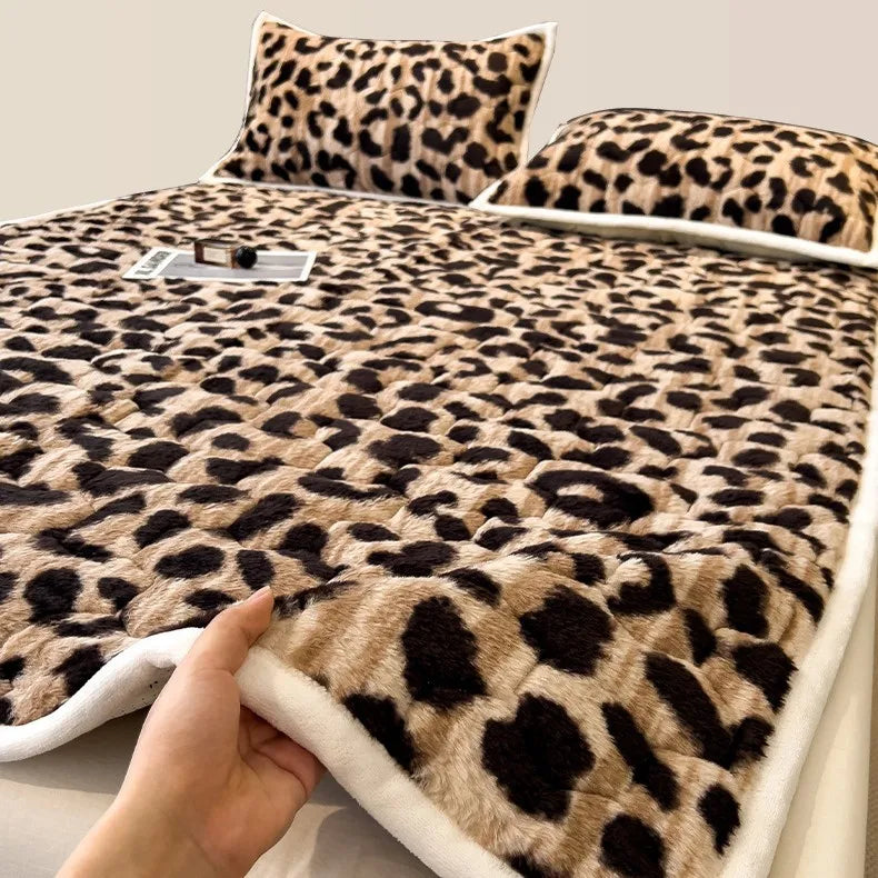 Winter Warm Velvet Mattress Cover Home Dormitory Soft Thick Quilted Bed Sheets Queen Size Bed Cover Fold Tatami Mat Bedspread.