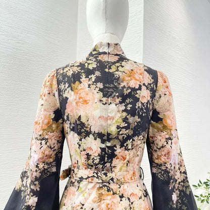 Schwarzes Leinen-Midikleid mit Rokoko-Blumendruck, langen Ärmeln und hoher Taille.