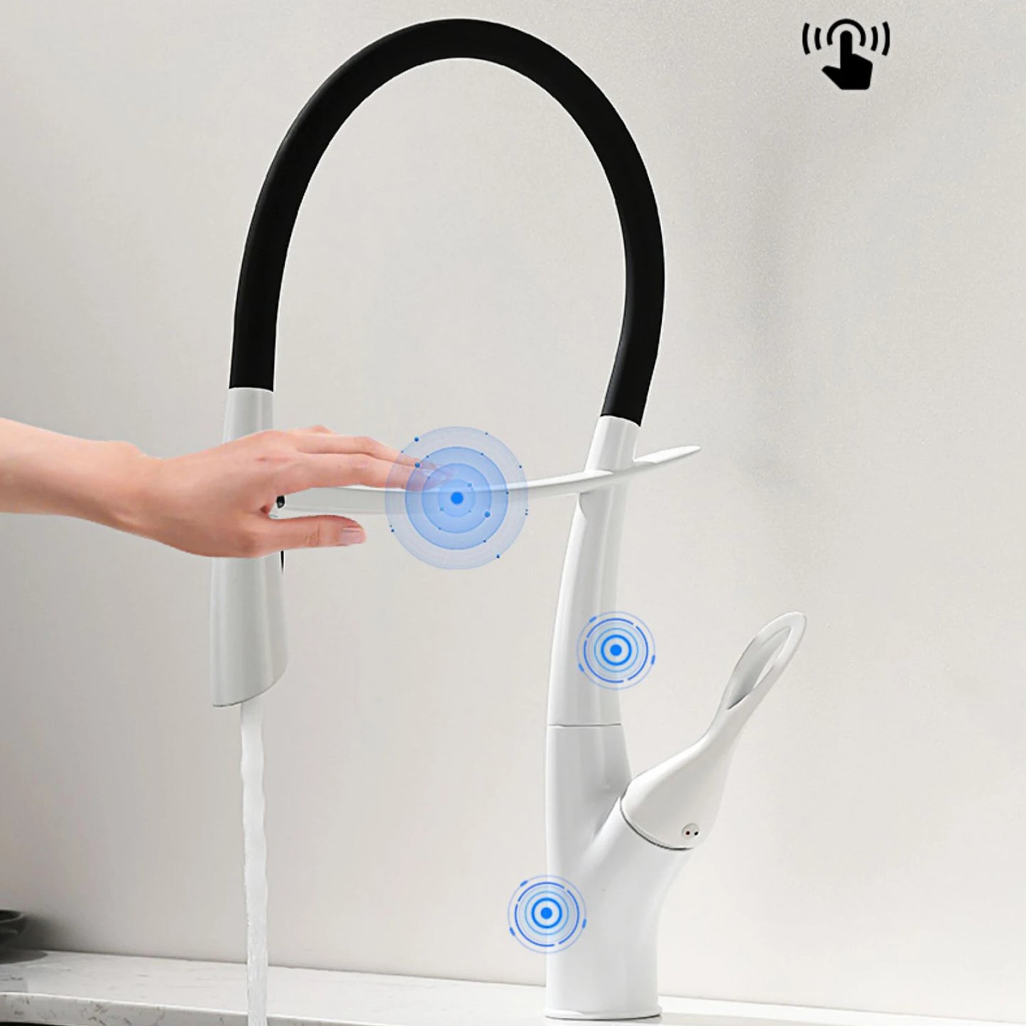 Luxuriöser Küchenarmatur aus grauem Messing in Gun-Grau mit intelligentem Touch-Design. Einhebelmischer für heißes und kaltes Wasser mit magnetischer Saugkraft