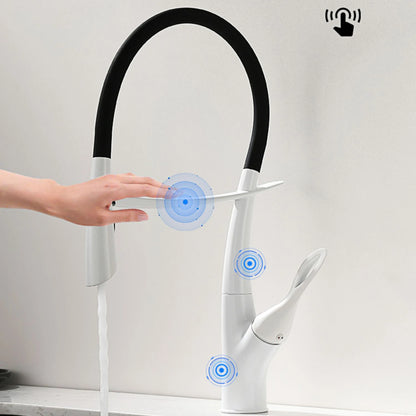 Luxuriöser Küchenarmatur aus grauem Messing in Gun-Grau mit intelligentem Touch-Design. Einhebelmischer für heißes und kaltes Wasser mit magnetischer Saugkraft