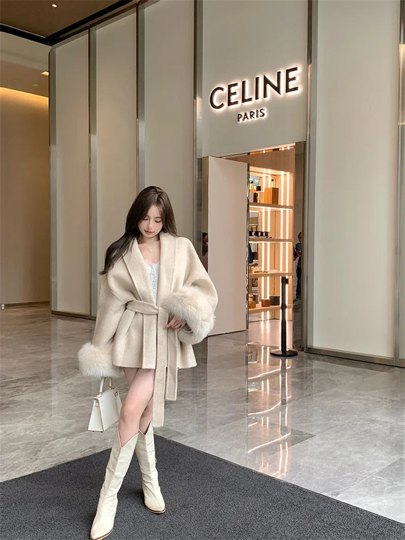 Grauer Wollmantel mit Krawatten-Taillenkollektion für Damen im Herbst und Winter 2024, neuer langärmeliger, lockerer High-End-Cape-Mantel, mittellanges Oberteil.