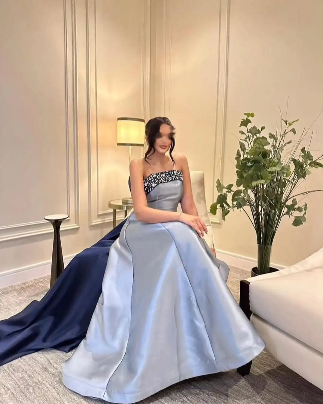 Maßgeschneidertes elegantes Satin-Abendkleid, exquisite trägerlose, ärmellose Heimkehrkleider, Temperament-Kleider für besondere Anlässe.