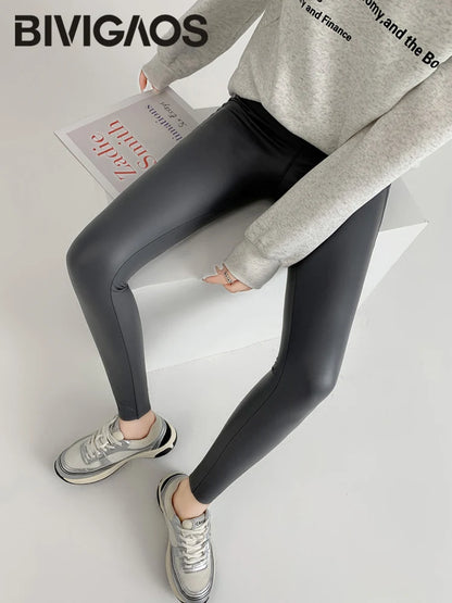BIVIGAOS Herbst Neue Enge Stretch Leder Hosen Frauen Sharkskin Hohe Taille Spleißen PU Leder Fleece Sexy Leggings Winter Warm.