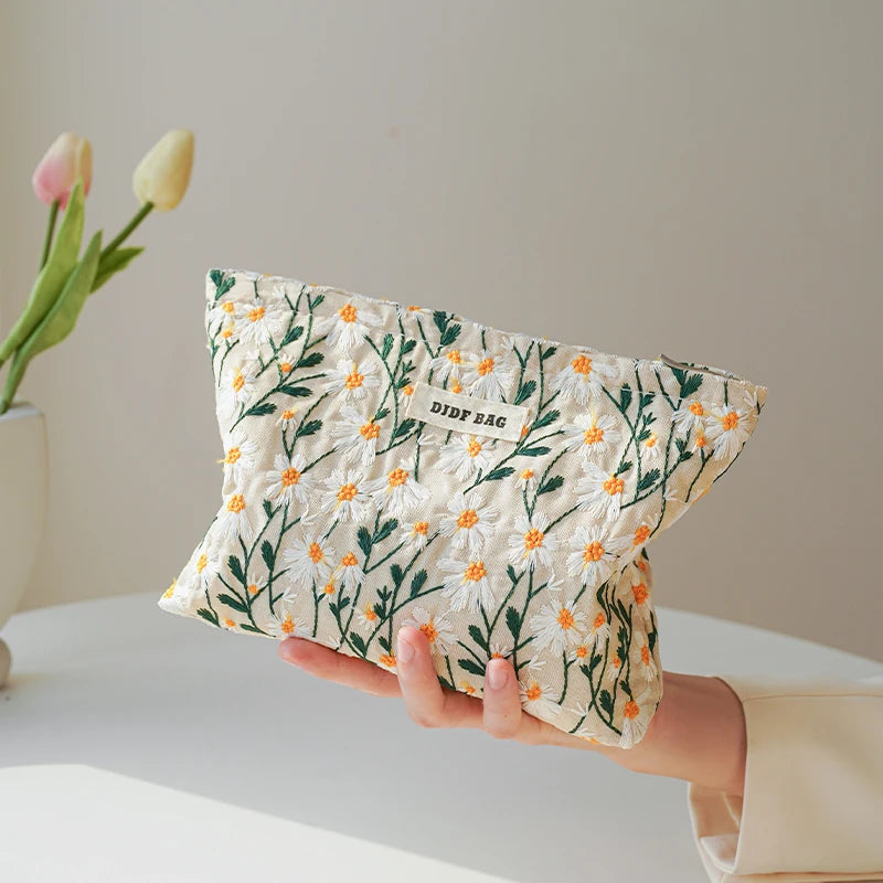 White Embroidery Daisy Women's Makeup Bag Portable Coin Purse Key Case Cosmetics Lipstick Storage Bag Commuter Liner Bag Ins.