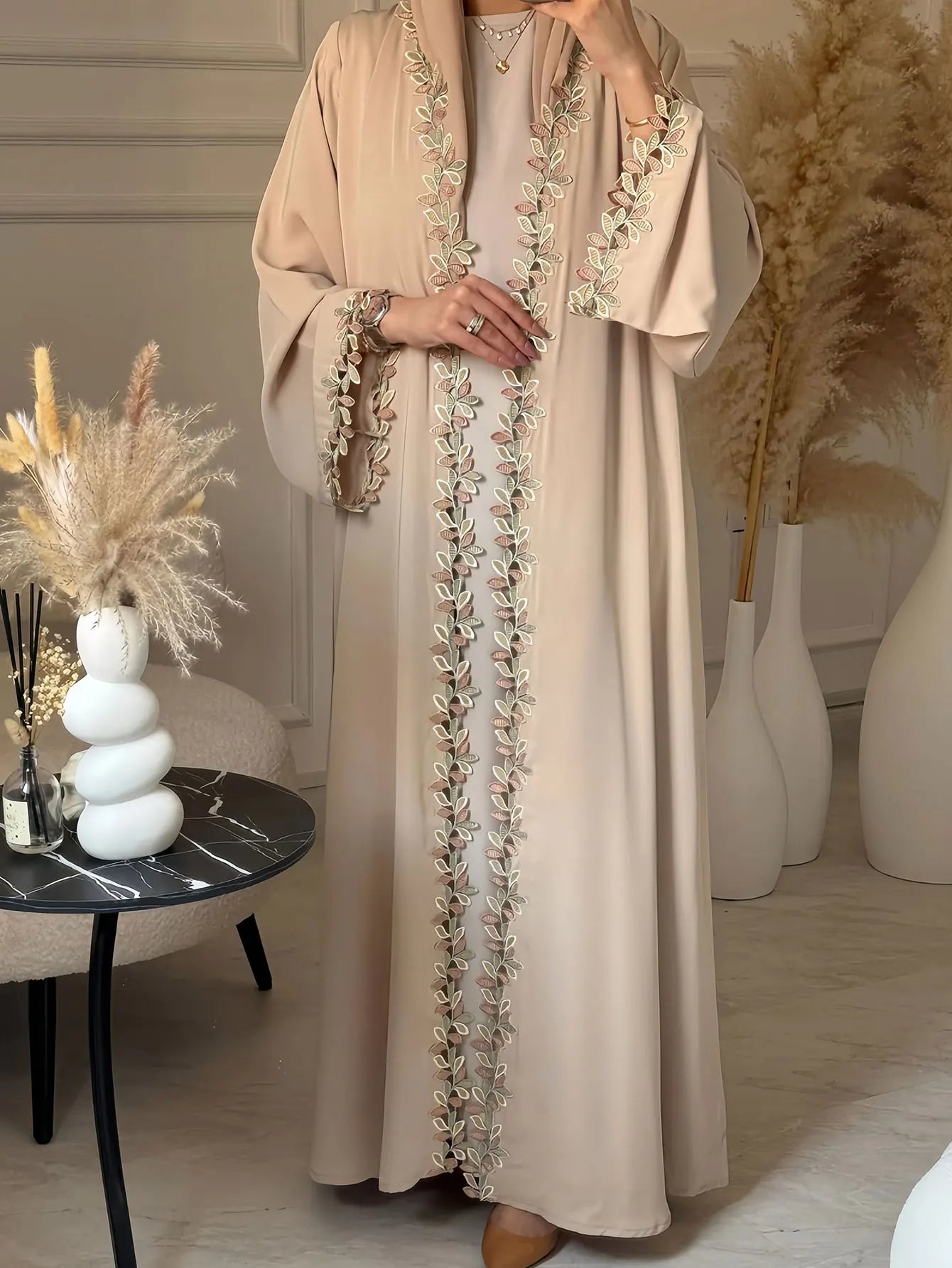 Dubai Elegante beige Abaya für muslimische Frauen – ingewöhnlich gefertigt mit mehrfarbigem Stickerei-Stück in islamischer bescheidener Mode.