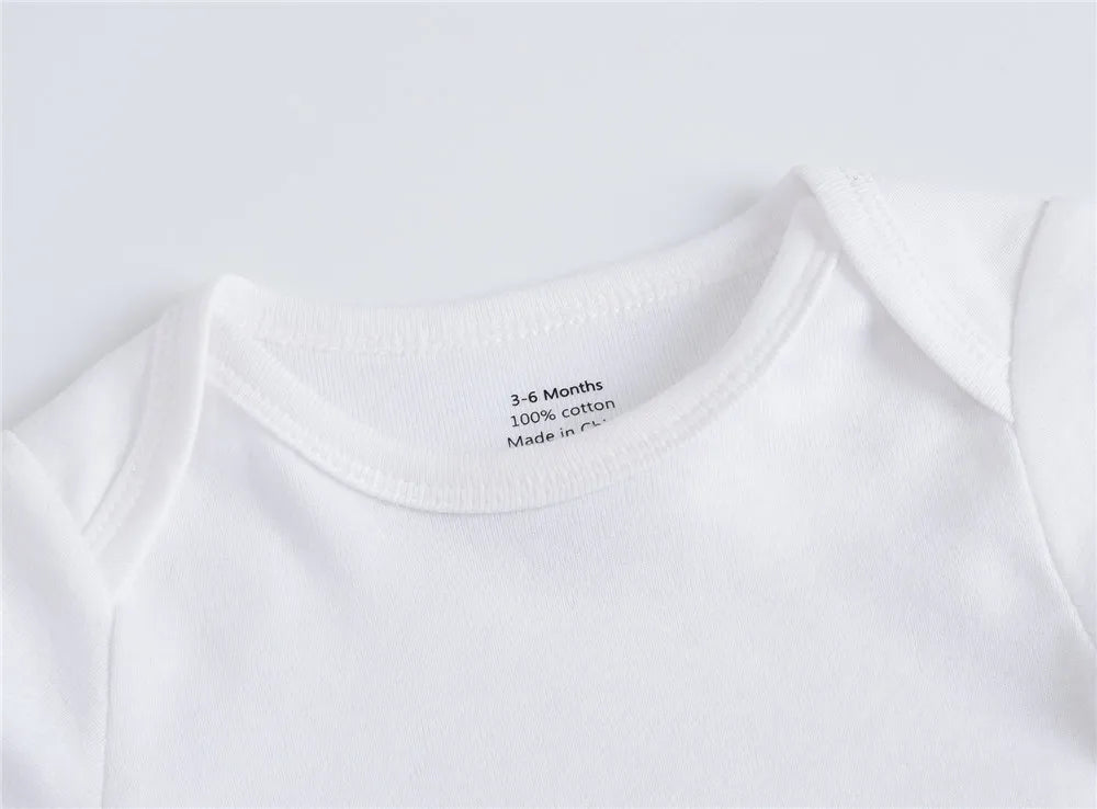 2025 Sommer Unisex Baby Body 0-24 Monate Kurzarm 100 % Baumwolle Weiß Schwarz Grau Design Säuglingskleidung.