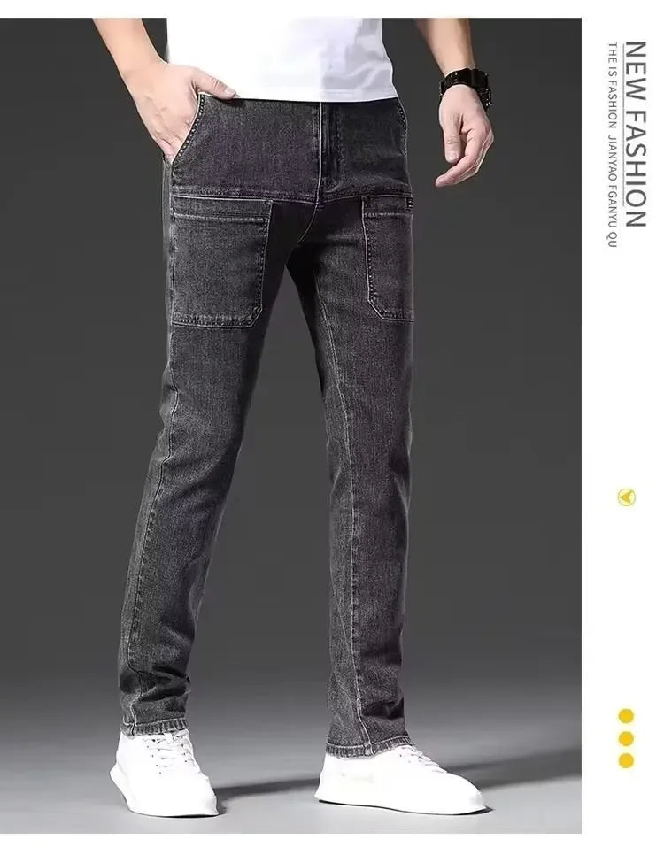 Elastische Herrenjeans, lässig, lockere Passform, mehrere Taschen, sechs Taschen, vielseitig, stilvoll, trendig, lockere Hose, männliches Modell.