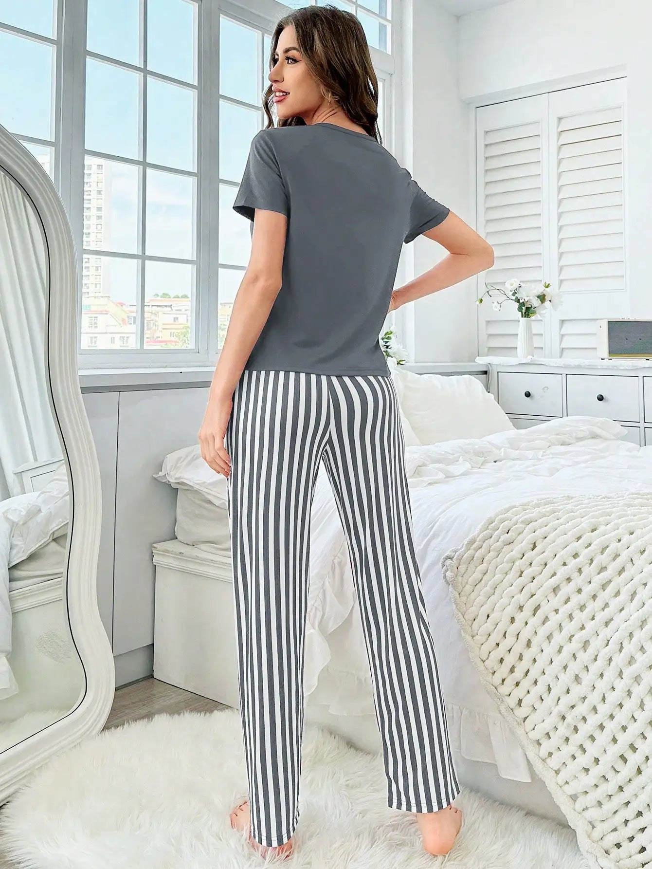 Damen-Pyjama im neuen Stil, kurzärmelig, gestreifte Hose, zweiteilig, elegantes, lässiges Heim-Outfit.