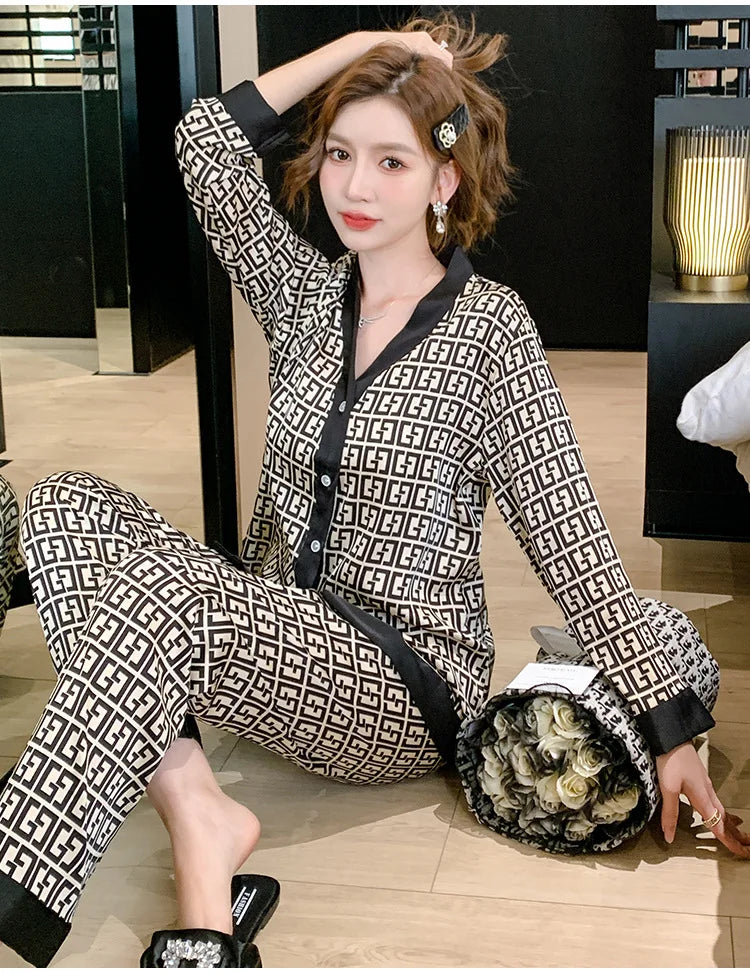 2PcsLarge Größe Frauen Pyjamas Set Gedruckt Homewear Eis Seide Lange Ärmeln Lange Hosen Student Pyjamas Schwarz Strickjacke kann Getragen Werden.