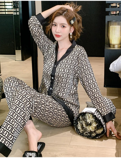 2PcsLarge Größe Frauen Pyjamas Set Gedruckt Homewear Eis Seide Lange Ärmeln Lange Hosen Student Pyjamas Schwarz Strickjacke kann Getragen Werden.