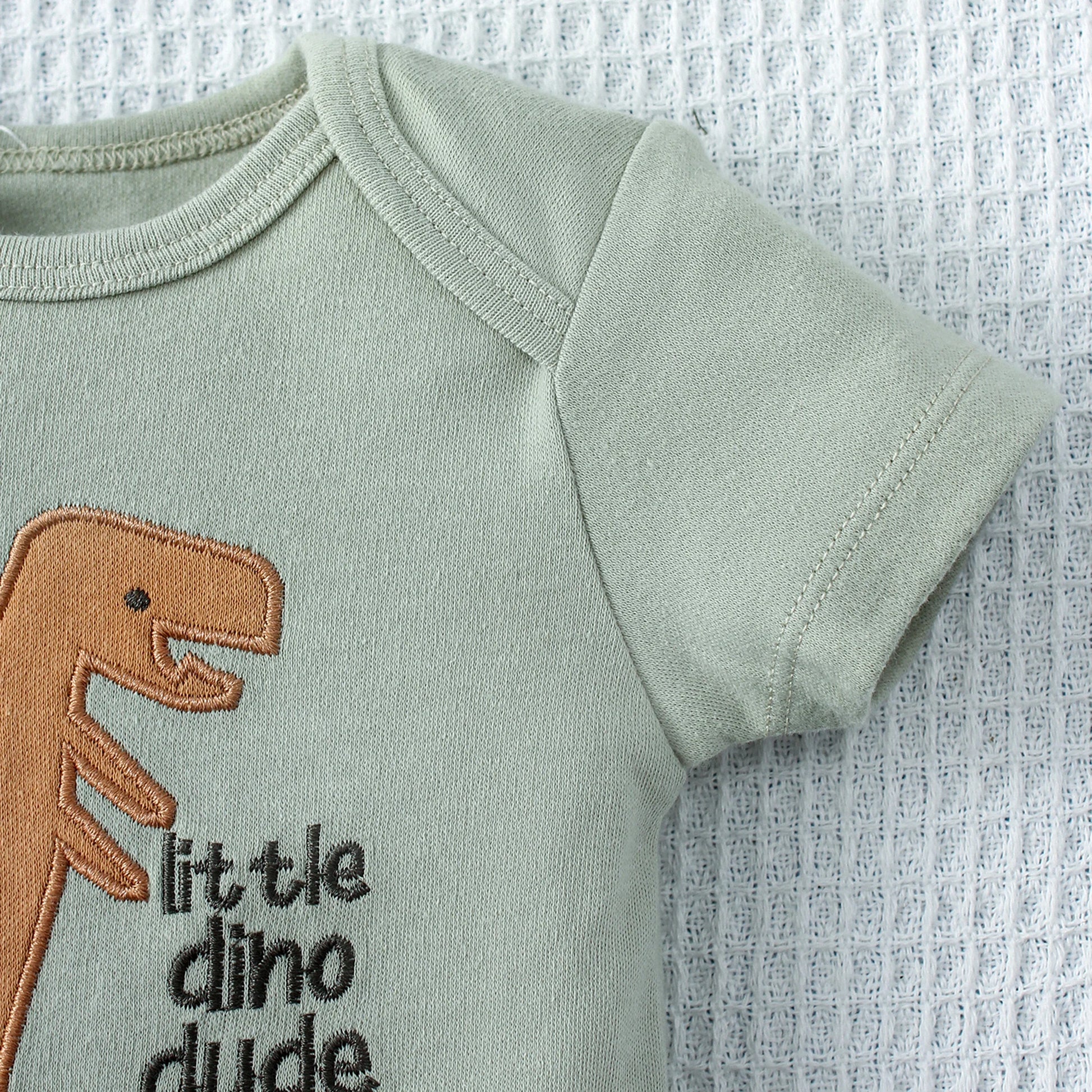 3-teiliges Sommer-Baby-Body, dreiteiliges Set mit Cartoon-Dinosaurier-Muster und Streifenmuster, Knopf-Design für Jungen im Alter von 0–9 Monaten.