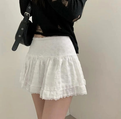Y2K Low Rise Mini Skirt Tiered Ruffled Lace Trim White Short Skirt Summer Women Teen-Girl Feminine Barbiecore Outfit.