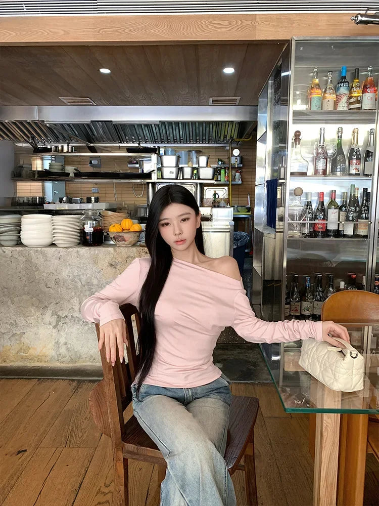 Slim Fit Long Sleeve T-Shirt Shoulder Bared One Shoulder Style Casual Streetwear for Young Women Fashionable And Stylish.