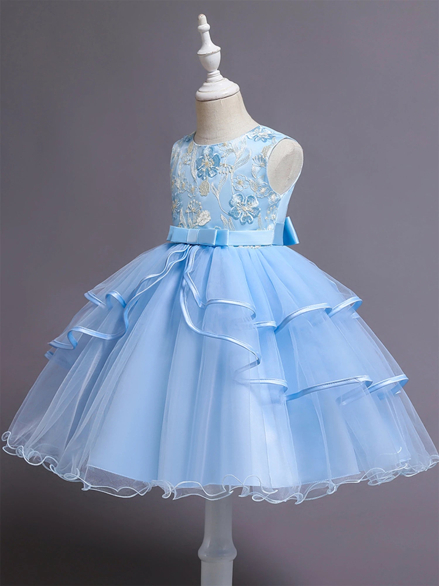 Blumen stickerei Kleid des blauen Mädchens ärmellose schlanke Prinzessin Geburtstags feier Kleid Klavier Performance tragen.