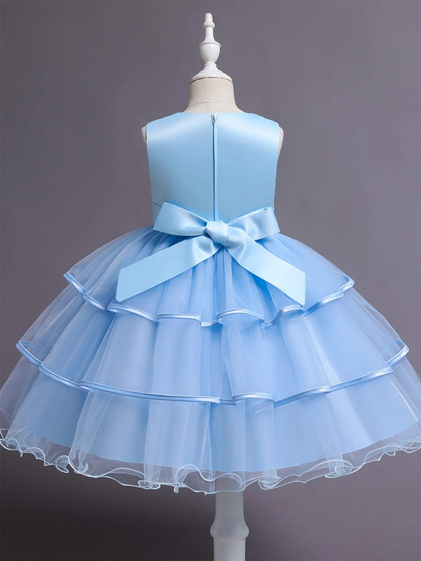 Blumen stickerei Kleid des blauen Mädchens ärmellose schlanke Prinzessin Geburtstags feier Kleid Klavier Performance tragen.
