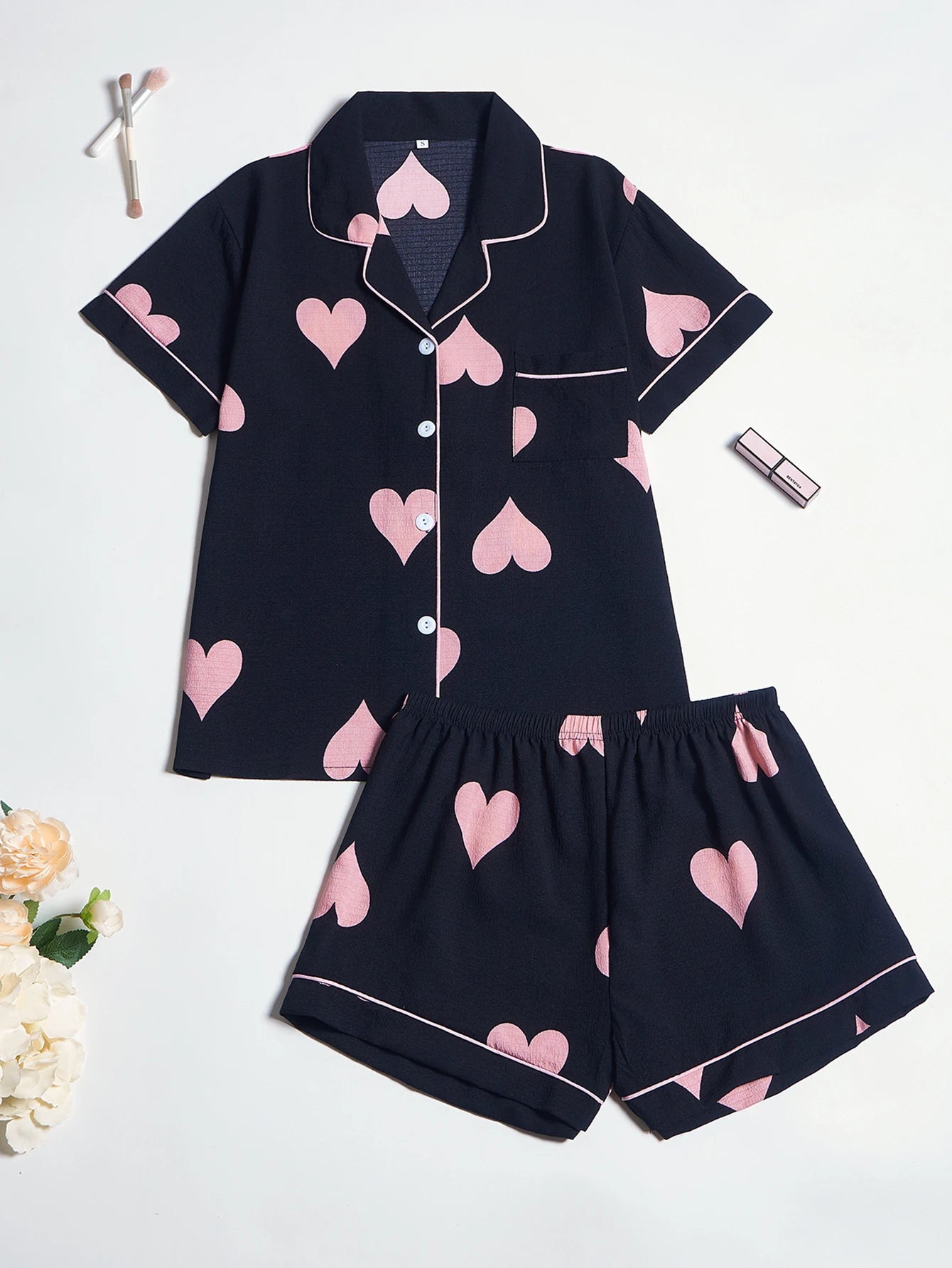 Pyjama-Set mit Herzdruck und kontrastfarbenen Paspeln, Reverskragen, Knopfleiste, bequeme Freizeit-Nachtwäsche.