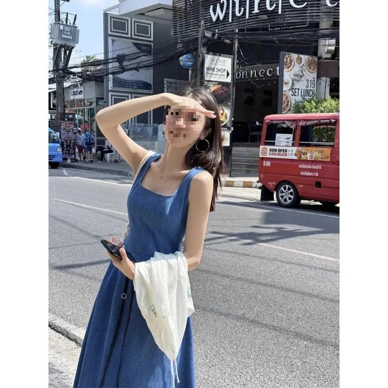 Blue Mist Love Französisches Jeanskleid für Damen, Sommer, einzigartiges Design, Taille, Cinching-Riemen, langes Kleid, elegante blaue Polyesterfaser.