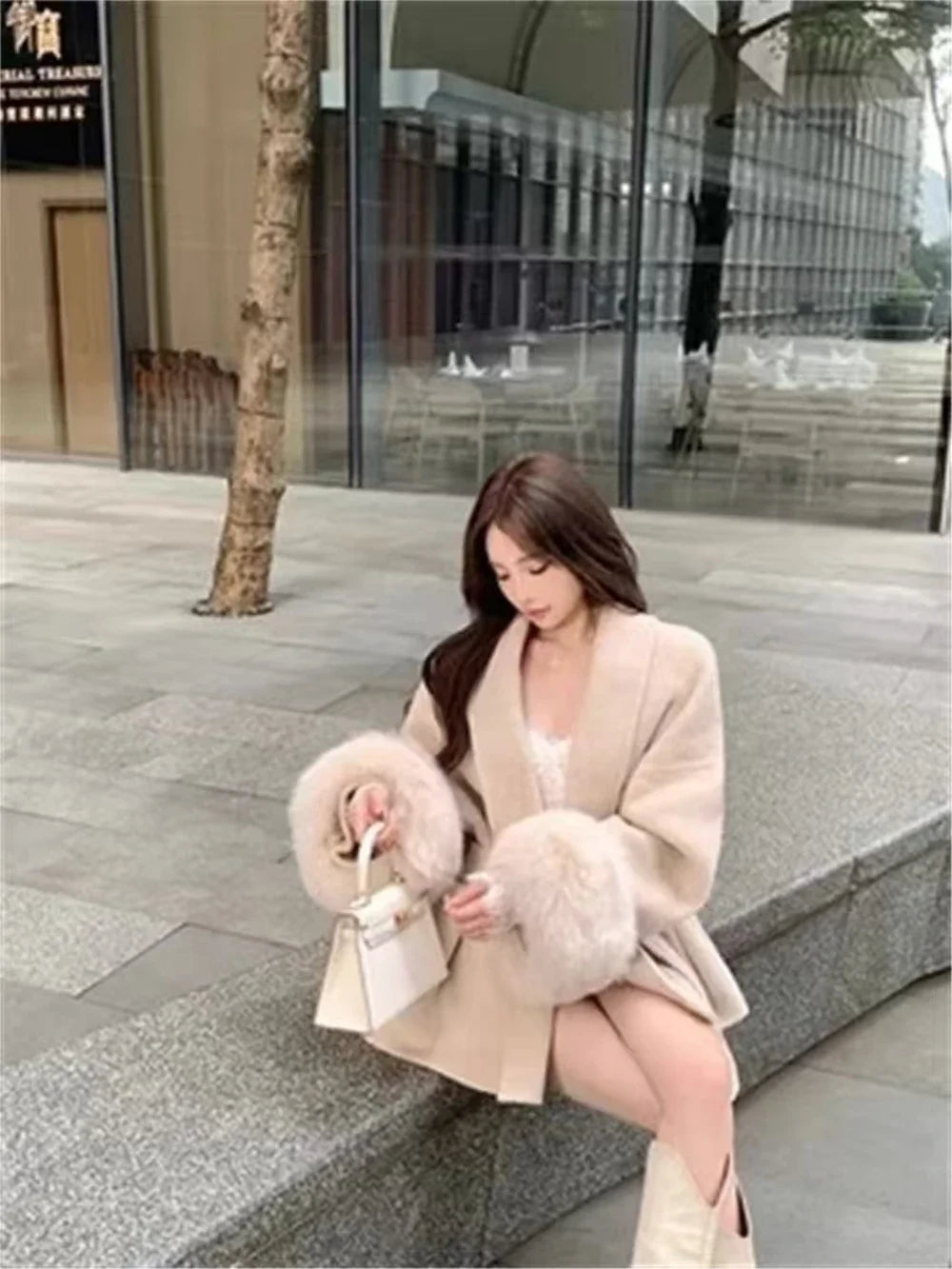 Grauer Wollmantel mit Krawatten-Taillenkollektion für Damen im Herbst und Winter 2024, neuer langärmeliger, lockerer High-End-Cape-Mantel, mittellanges Oberteil.