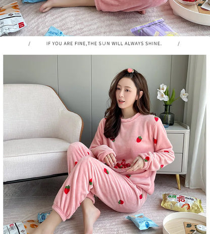 Warme Damen-Nachtwäsche für den Winter, bedruckt, Erdbeere, O-Ausschnitt, Korallensamt-Pyjama, Loungewear, zweiteiliges Set, süße Damen-Pyjamas