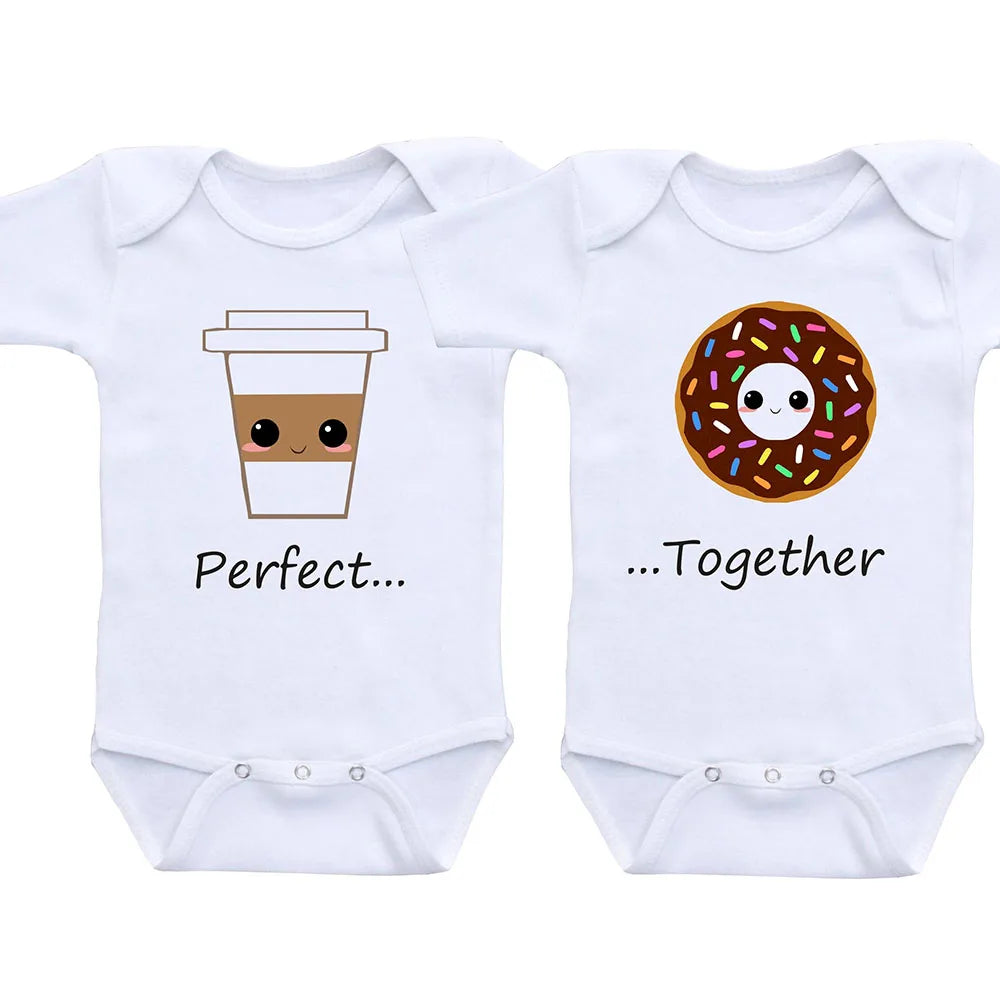 Perfect Together Twin Babykleidung Lustige Zwillings-Outfits Strampler Junge Mädchen Duschgeschenk Sommer Kurzarm-Bodys Bruder/Schwester.