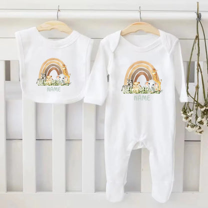 Personalisierte Baby-Lätzchen und Strampler, 2-teiliges Set, individuelles Tier mit Namen, Baby-Baumwoll-Lätzchen, Neugeborenen-Overall, Wild One-Geschenke für die Babyparty.