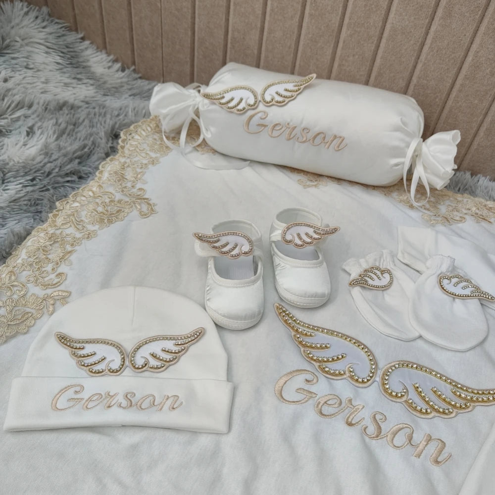 Baby Gold Angle Wings Einzigartige wesentliche Geschenkbox Personalisierter Name Strampler Set Kissen Decke Babyausstattung Outfit Geschlecht offenbaren Geschenke.
