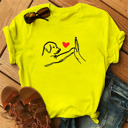 Fun dog fist-clapping and heart-shaped pattern women's T-shirt, stylish summer round-neck top, casual short-sleeved shirt.