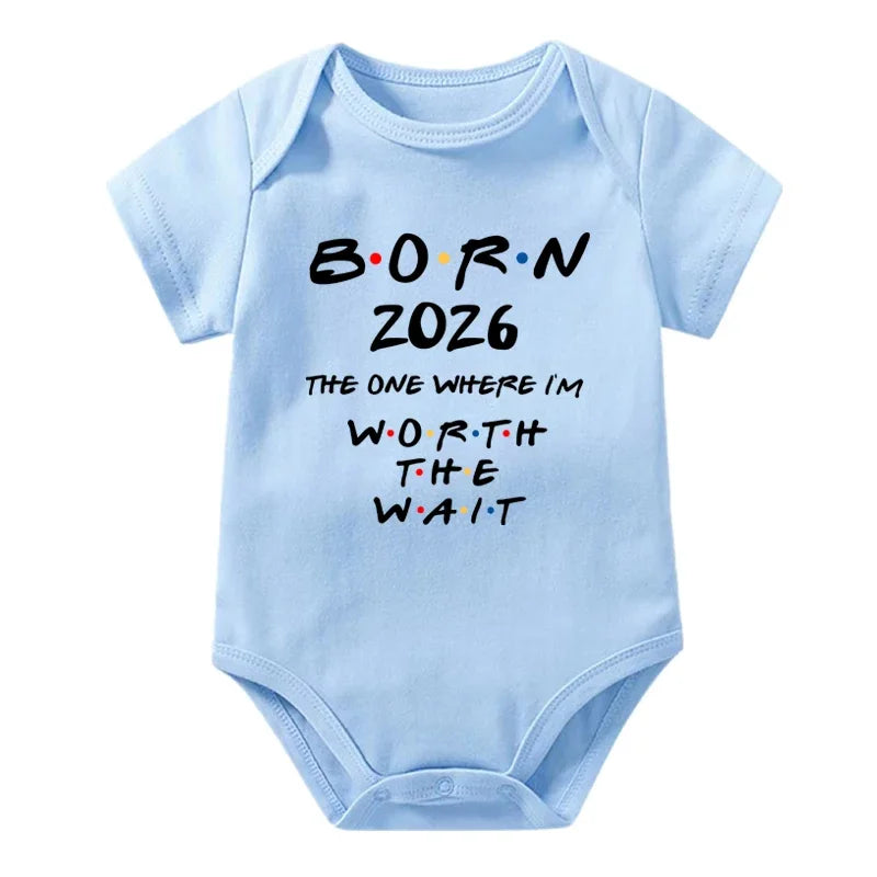 Geboren 2026: Derjenige, wo ich das Warten wert habe. Baby-Strampler, kurzärmeliger Baby-Body, Schwangerschaftsankündigung, Bitrh-Geschenk.