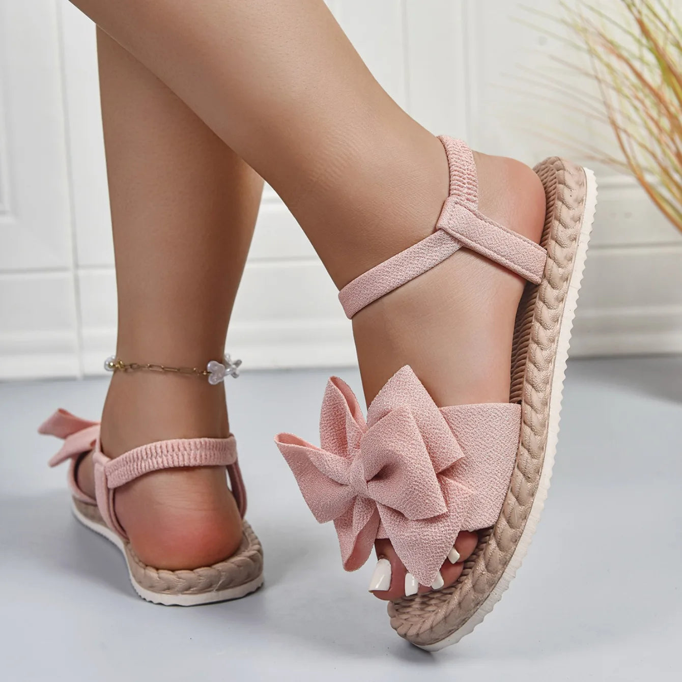 2025 New Women Sandals Summer Lightweight Sandals Fashion Beach Casual Slippers Outdoor Bow Tie Flat Shoes Home platform sandals.