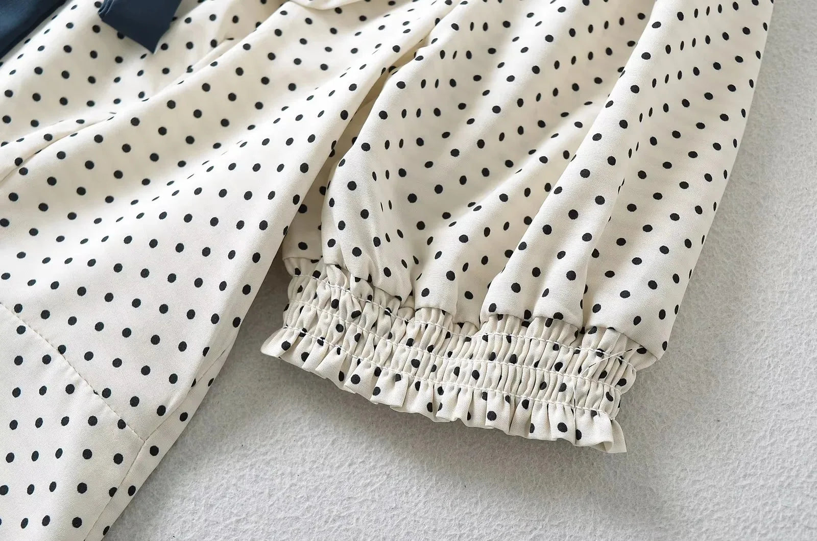 Luxus-Kleider für Damen, 2022, Sommer, kurzes Kleid, sexy, französisches Minikleid, kurzes Puffärmel-Minikleid mit Schleifendetail, Punktedruck.