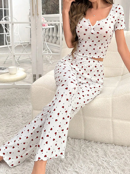 Bequemes Pyjama-Set mit herzförmig bedrucktem Kurzarmoberteil und elastischem Bund mit Lotuskanten, passend für.
