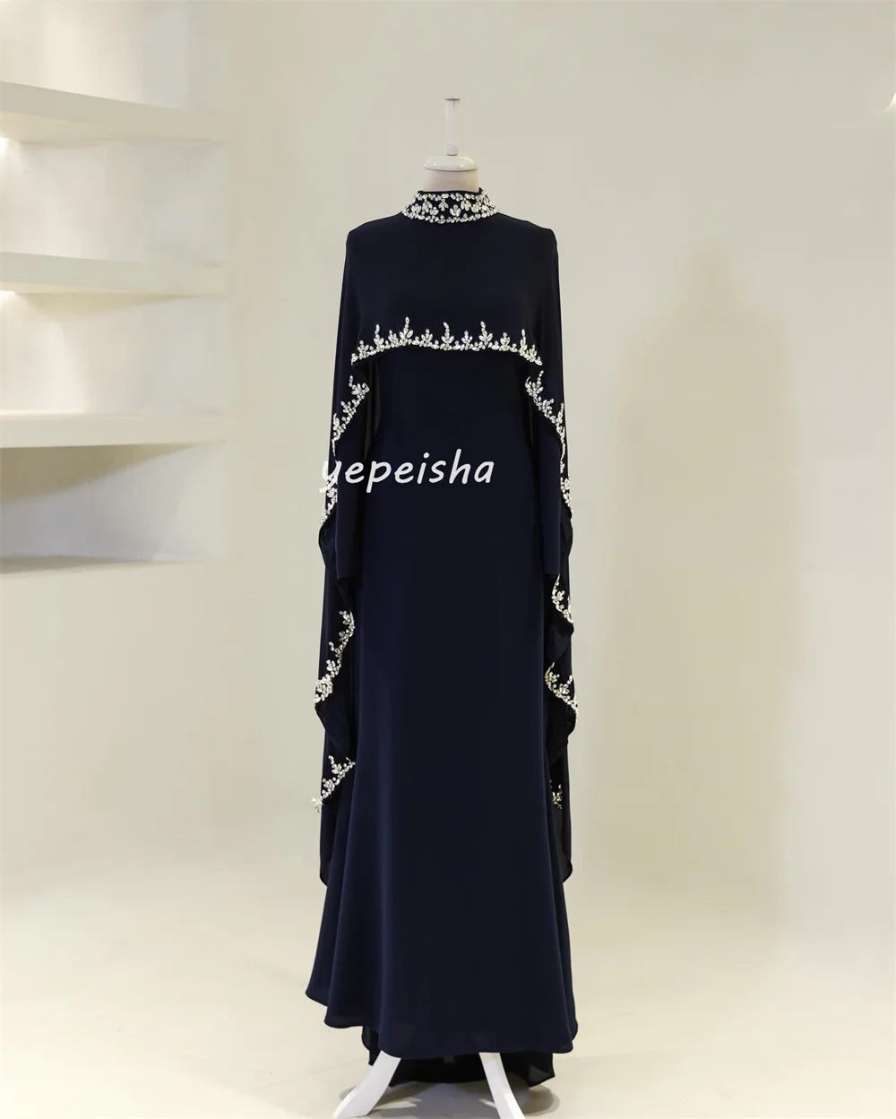 Maßgeschneiderte, moderne, komplizierte Jersey-Kleider mit Rüschen und Strasssteinen, geradem, hohem Kragen, lange Kleider, maßgeschneiderte Anlasskleider, klassisch.