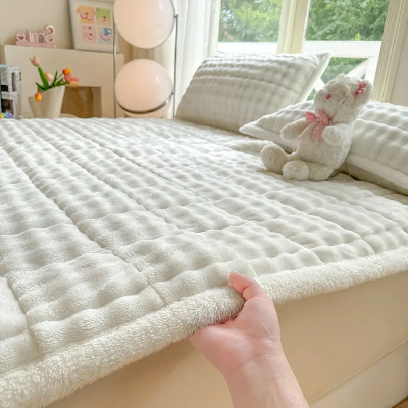 Warm Mattress Topper Quilted Bed Mat Cover Velvet Bed Linen Plush Mattress Protection Pad Матрасы Для Кровати (No Pillowcase).