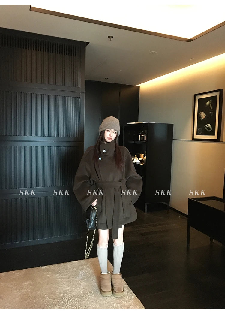 MiiiiX Lässiger Stehkragen, lockerer Wollmantel, mittellang, vielseitige Jacke, Schnür-Taille, Oberbekleidung, 2024, Herbst-Damenkleidung