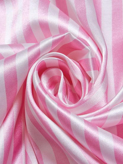 Gestreiftes, besticktes Pyjama-Set mit Buchstabentaschen, kurzen Ärmeln und Shorts, lässige Satin-Nachtwäsche mit Reverskragen und Knopfdetail.