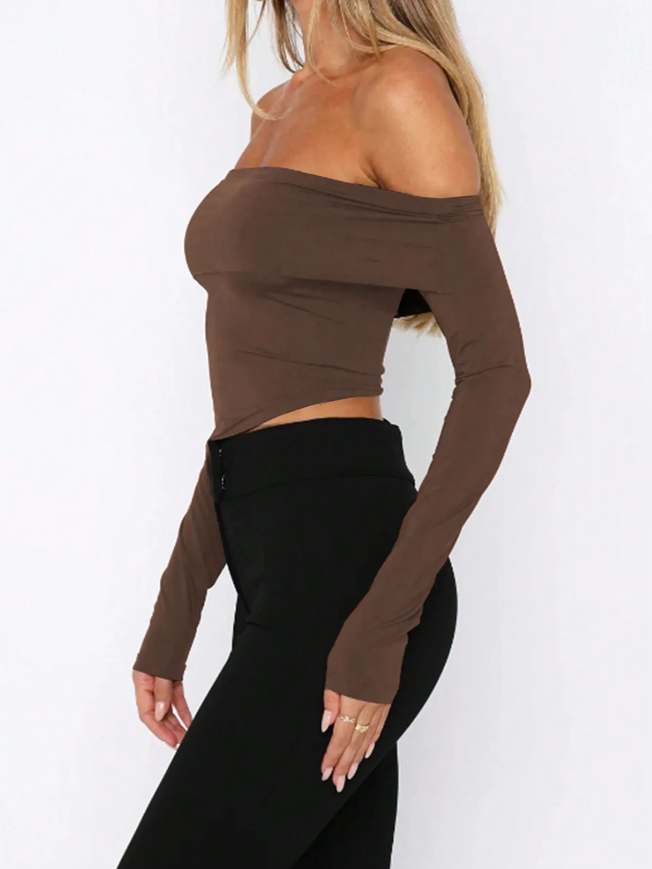 Hot-selling women's T-shirt with a unique and trendy style, a one-shoulder off-the-shoulder short, long-sleeved, solid-color top.