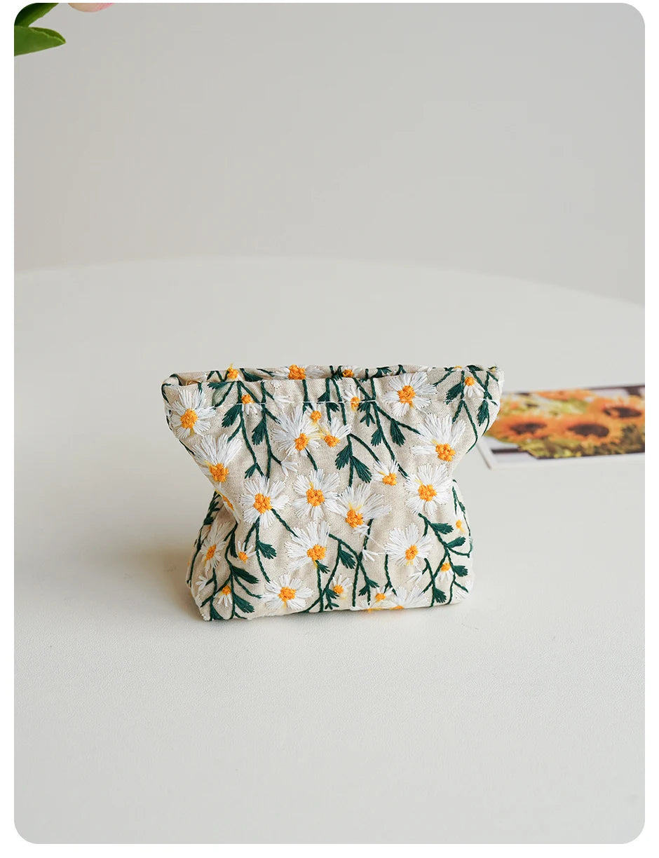 White Embroidery Daisy Women's Makeup Bag Portable Coin Purse Key Case Cosmetics Lipstick Storage Bag Commuter Liner Bag Ins.