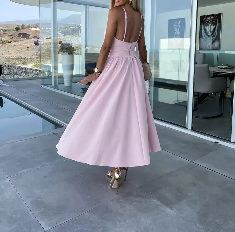 Damenbekleidung im neuen Stil von Amazon, Tank-V-Ausschnitt, großes Swoop-Kleid, schlank, dass Sie Ihre Silhouette glättet, mittellanges Kleid mit offenem Rücken