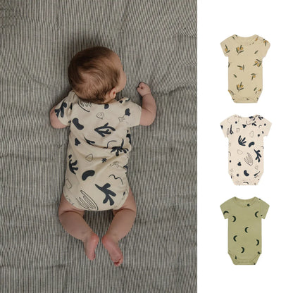 Babyanzug 2025, neuer süßer Baby-Kurzarm-Dreieckstaschen-Furz-Overall im Instagram-Stil für drinnen und draußen.