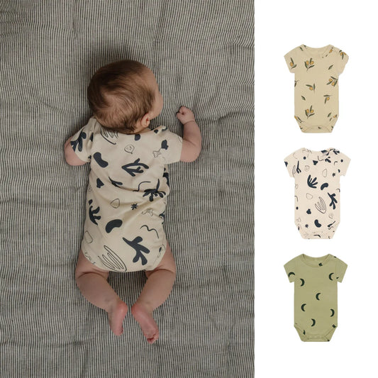 Babyanzug 2025, neuer süßer Baby-Kurzarm-Dreieckstaschen-Furz-Overall im Instagram-Stil für drinnen und draußen.