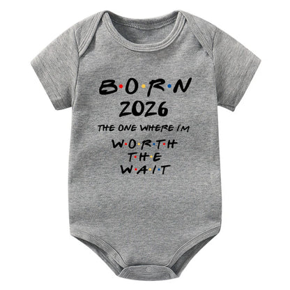 Geboren 2026: Derjenige, wo ich das Warten wert habe. Baby-Strampler, kurzärmeliger Baby-Body, Schwangerschaftsankündigung, Bitrh-Geschenk.
