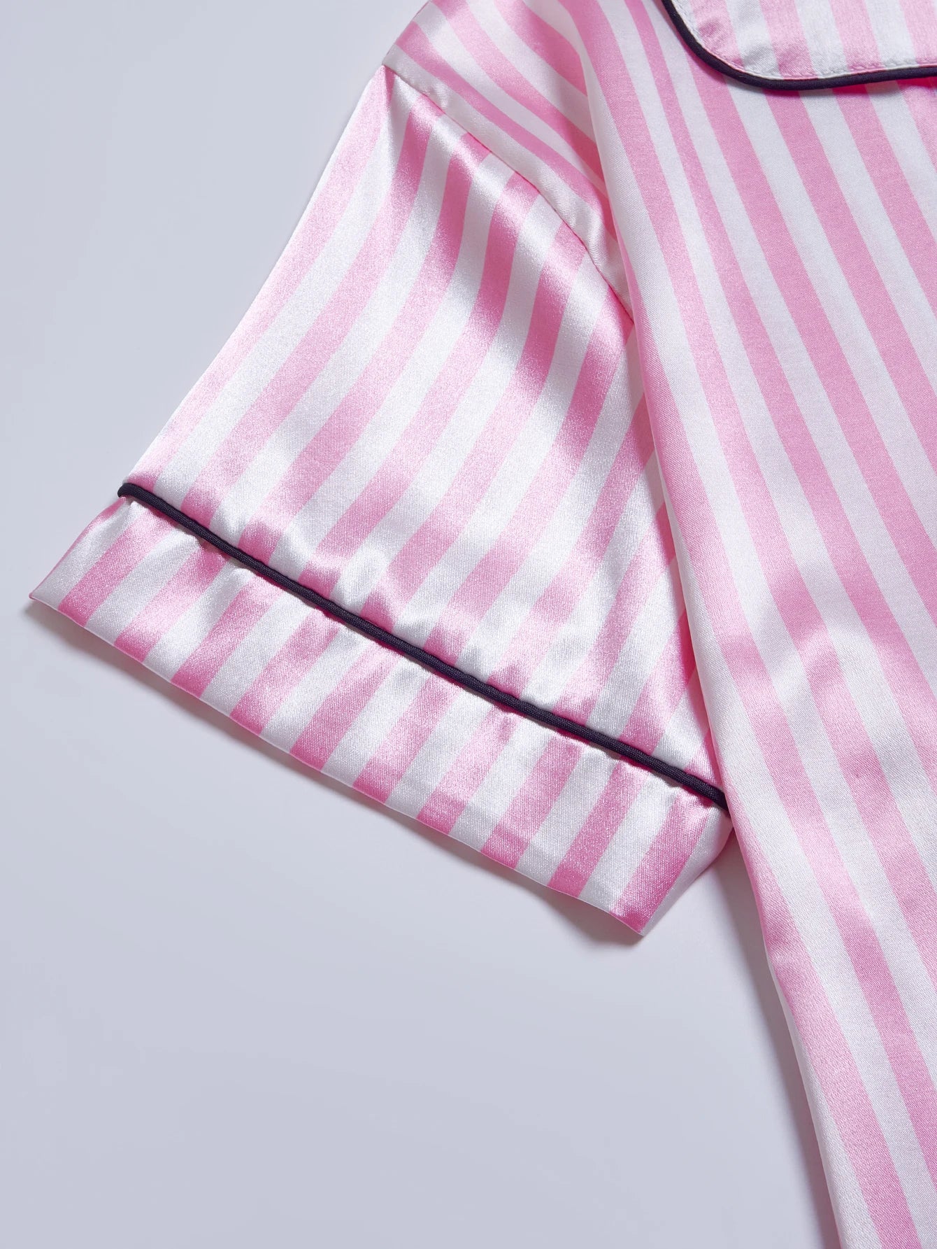 Gestreiftes, besticktes Pyjama-Set mit Buchstabentaschen, kurzen Ärmeln und Shorts, lässige Satin-Nachtwäsche mit Reverskragen und Knopfdetail.